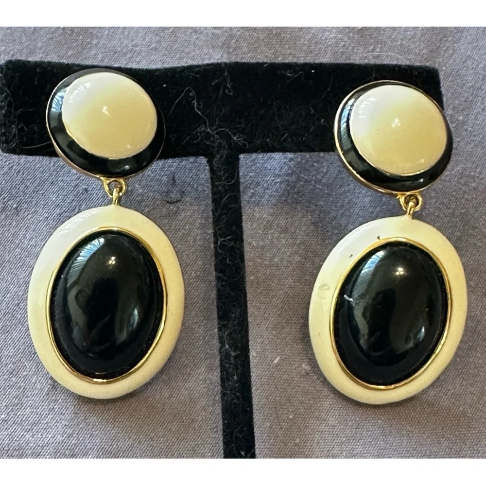JOAN RIVERS STAMPED BLACK & WHITE ENAMEL DROP CLIP ON COMFORT HANGING EARRINGS - Picture 8 of 10